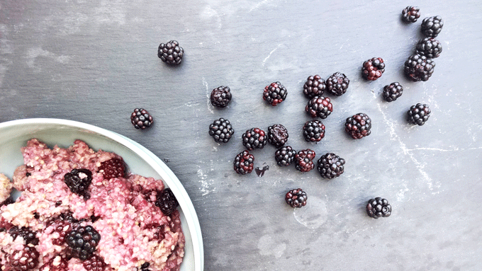 foodblog, fit essen, TCM Rezepte, warmes Frühstück, Beeren, Haferflocken, besser essen, glutenfrei